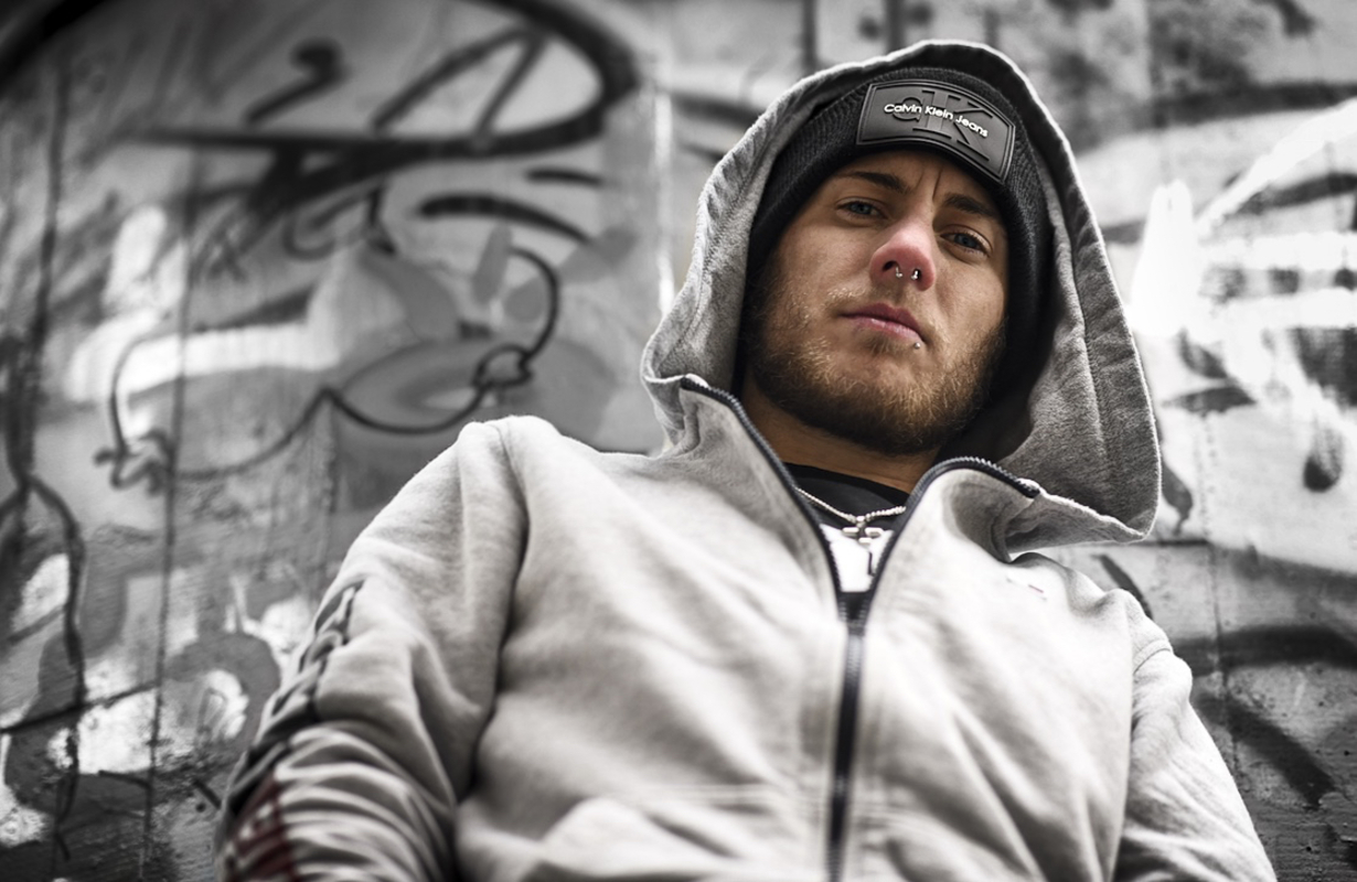 Junger Cellist vor cooler Kulisse